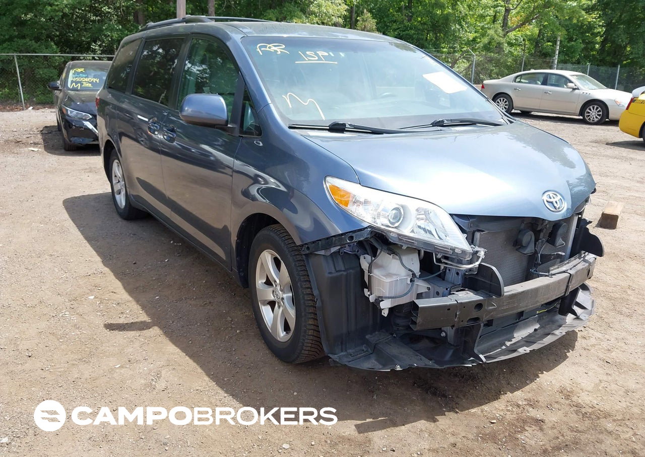 2015 Toyota Sienna Le 8 Passenger, daño Frontal, Iaai lote 45237146
