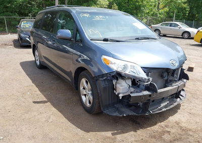 2015 Toyota Sienna Le 8 Passenger, daño Frontal, Iaai lote 45237146