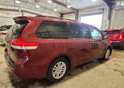 2014 Toyota Sienna, daño Lateral, Copart lote 56153286, foto 3 de 13