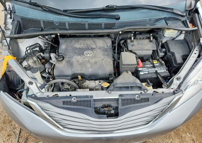 2014 Toyota Sienna Xle 8-passenger, daño Frontal, Copart lote 56525946, foto 12 de 15