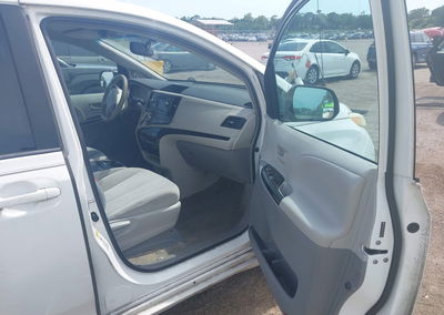 2013 Toyota Sienna Le V6 8 Passenger, daño Trasero, Iaai lote 45045979, foto 5 de 17