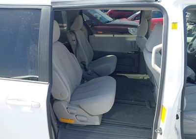 2011 Toyota Sienna Le V6, uszkodzenie: Tył, Iaai lot 45333760, zdjęcie 8 z 17