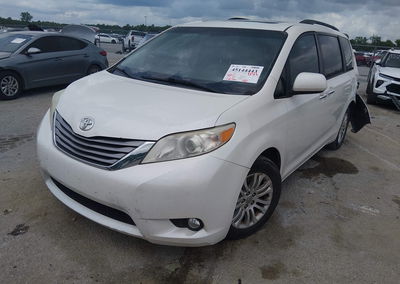 2017 Toyota Sienna Xle 8 Passenger, Rear damage, Iaai lot 45144443, photo 2 of 16
