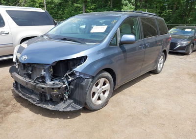 2015 Toyota Sienna Le 8 Passenger, daño Frontal, Iaai lote 45237146, foto 2 de 17