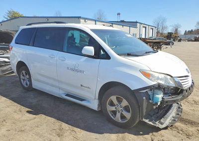 2015 Toyota Sienna, daño Frontal, Copart lote 45671766, foto 4 de 13