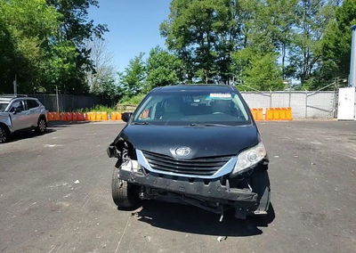 2015 Toyota Sienna, uszkodzenie: Przód, Copart lot 54773576, zdjęcie 14 z 15