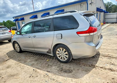 2011 Toyota Sienna Limited 7-passenger, пошкодження: Передня частина, Copart лот 57624656, фото 2 з 13