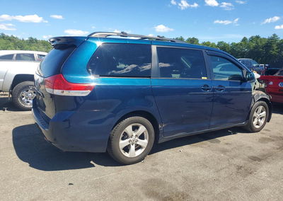 2011 Toyota Sienna Le, uszkodzenie: Przód, Copart lot 57515666, zdjęcie 3 z 13