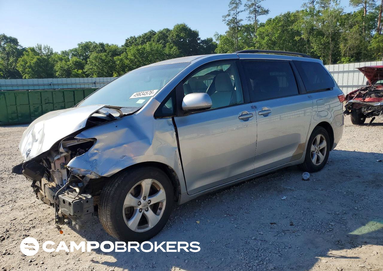 2015 Toyota Sienna Le, daño Frontal, Copart lote 49634576