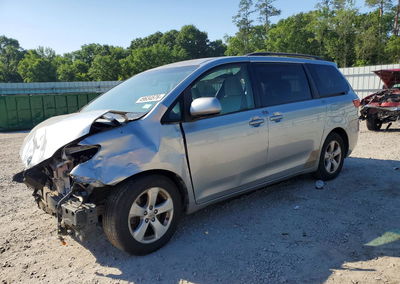 2015 Toyota Sienna Le, daño Frontal, Copart lote 49634576