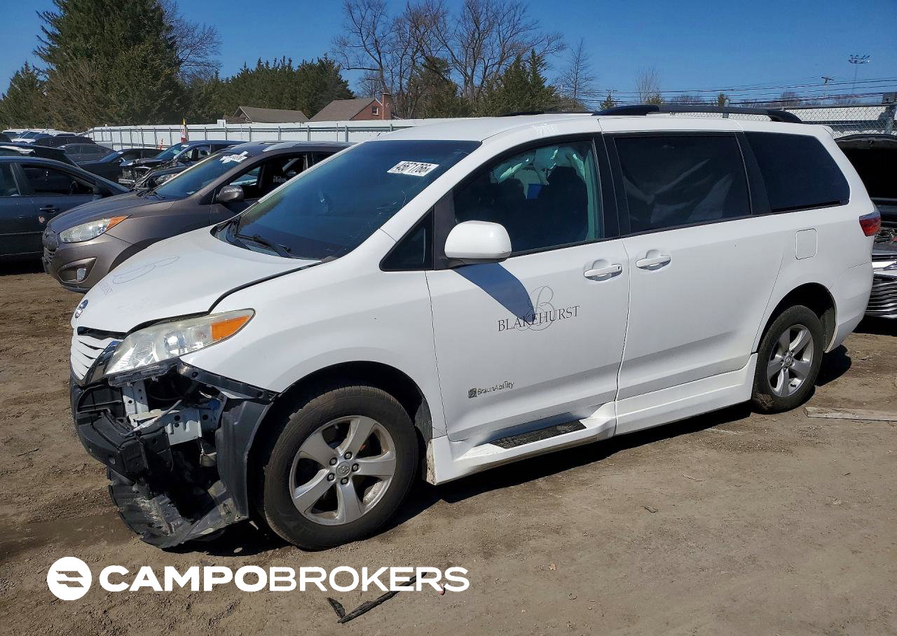 2015 Toyota Sienna, daño Frontal, Copart lote 45671766