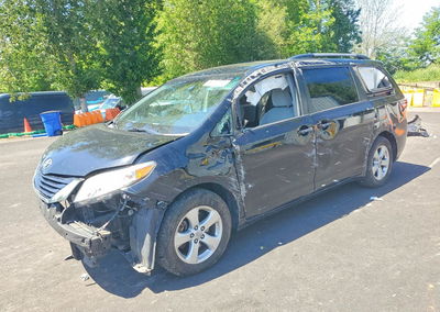 2015 Toyota Sienna, daño Frontal, Copart lote 54773576