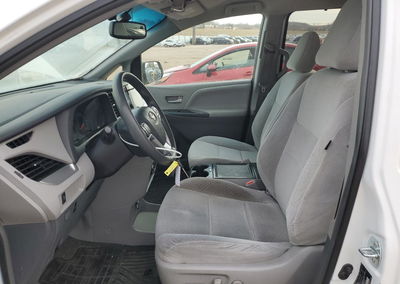 2015 Toyota Sienna Le, uszkodzenie: Przód, Copart lot 84671734, zdjęcie 7 z 13