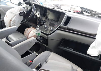 2017 Toyota Sienna Xle Premium 8 Passenger, Biohazard damage, Iaai lot 43482613, photo 5 of 15