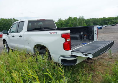 2020 Chevrolet Silverado 1500 4wd  Standard Bed Custom, daño Lateral derecho, Iaai lote 45339015, foto 3 de 16