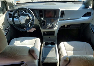 2015 Toyota Sienna Le, daño Frontal, Copart lote 49634576, foto 8 de 16