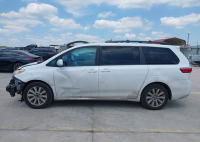 2015 Toyota Sienna Le 7 Passenger, uszkodzenie: Przód, Iaai lot 45044249, zdjęcie 15 z 21