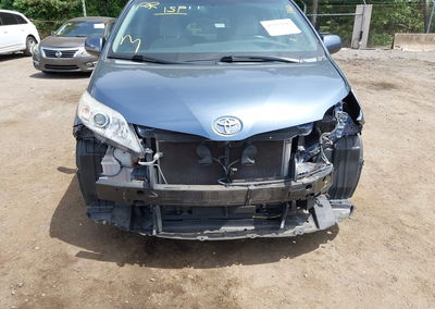 2015 Toyota Sienna Le 8 Passenger, daño Frontal, Iaai lote 45237146, foto 6 de 17