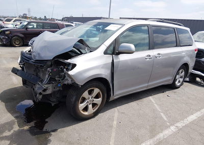 2013 Toyota Sienna Le V6 8 Passenger, daño Frontal, Iaai lote 45318184, foto 2 de 18
