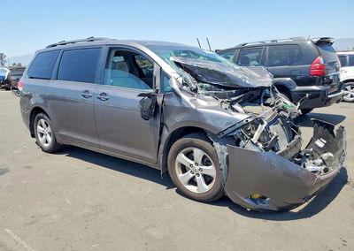 2012 Toyota All Models Sienna, uszkodzenie: Przód, Copart lot 57250316, zdjęcie 4 z 14
