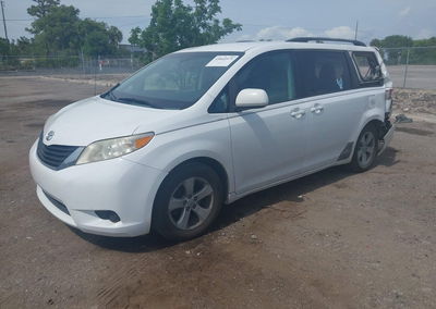2013 Toyota Sienna Le V6 8 Passenger, daño Trasero, Iaai lote 45045979, foto 2 de 17