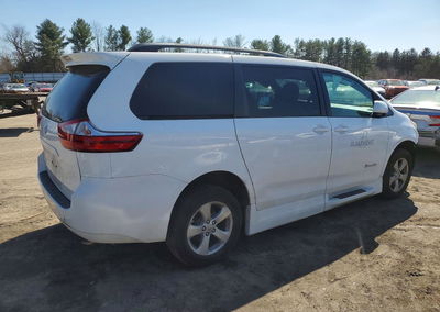 2015 Toyota Sienna, daño Frontal, Copart lote 45671766, foto 3 de 13