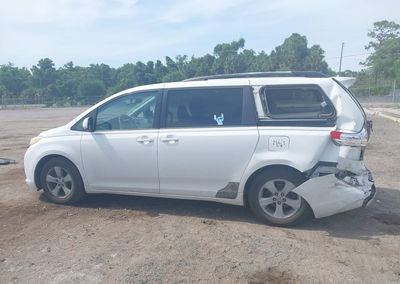 2013 Toyota Sienna Le V6 8 Passenger, daño Trasero, Iaai lote 45045979, foto 15 de 17