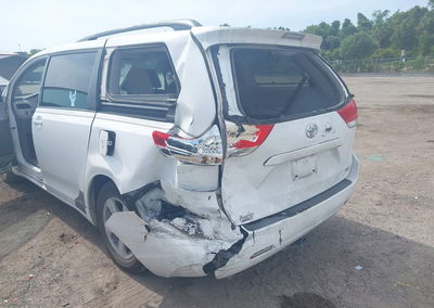 2013 Toyota Sienna Le V6 8 Passenger, daño Trasero, Iaai lote 45045979, foto 6 de 17