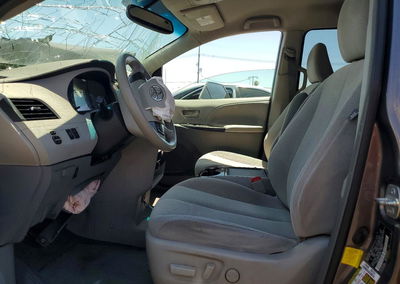 2012 Toyota All Models Sienna, uszkodzenie: Przód, Copart lot 57250316, zdjęcie 7 z 14