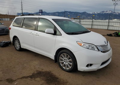 2015 Toyota Sienna Le, uszkodzenie: Przód, Copart lot 84671734, zdjęcie 4 z 13