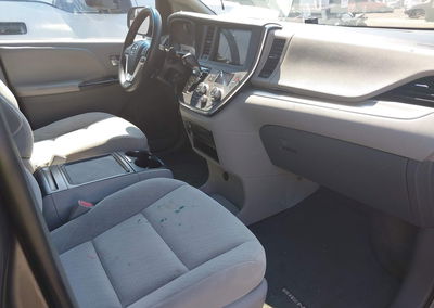 2015 Toyota Sienna Le 8 Passenger, daño Trasero izquierdo, Iaai lote 45507358, foto 5 de 17