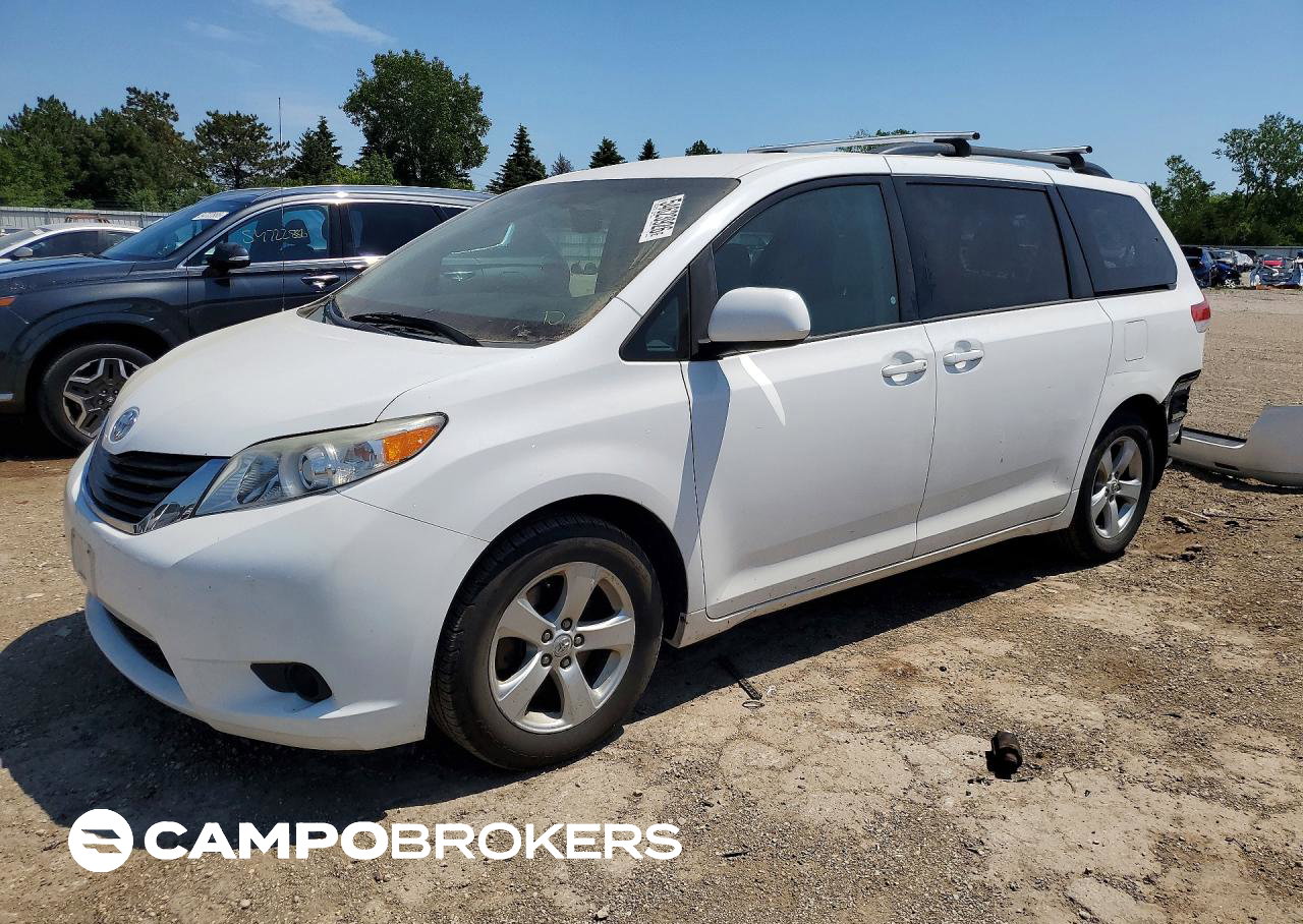 2012 Toyota Sienna Le, daño Trasero, Copart lote 54623926