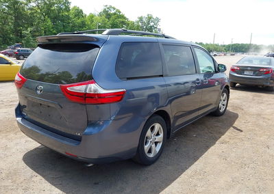 2015 Toyota Sienna Le 8 Passenger, daño Frontal, Iaai lote 45237146, foto 4 de 17
