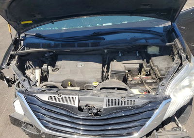 2015 Toyota Sienna, uszkodzenie: Przód, Copart lot 54773576, zdjęcie 11 z 15