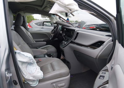 2017 Toyota Sienna Xle 8 Passenger, Front End damage, Iaai lot 45201997, photo 5 of 16