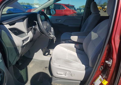 2015 Toyota Sienna Le 8-passenger, daño Frontal, Copart lote 48406316, foto 7 de 13