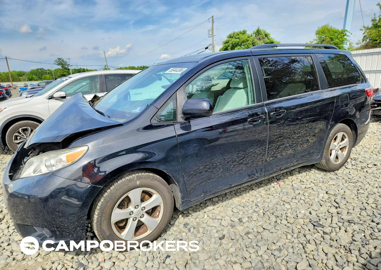 2015 Toyota Sienna Le, daño Frontal, Copart lote 56944396
