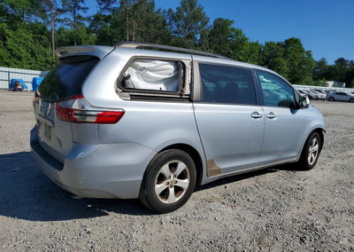 2015 Toyota Sienna Le, daño Frontal, Copart lote 49634576, foto 3 de 16