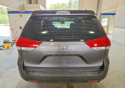 2011 Toyota Sienna Xle 8-passenger, пошкодження: Бік, Copart лот 56781126, фото 6 з 13