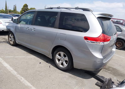 2013 Toyota Sienna Le V6 8 Passenger, daño Frontal, Iaai lote 45318184, foto 3 de 18