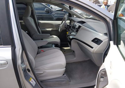2013 Toyota Sienna Le V6 8 Passenger, daño Frontal, Iaai lote 45318184, foto 5 de 18
