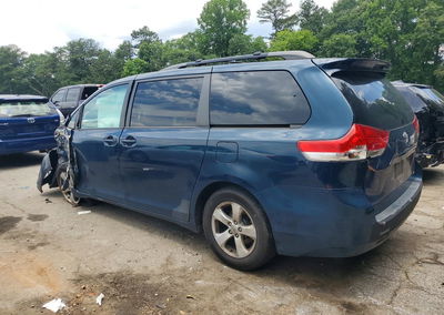 2012 Toyota Sienna Le, daño Frontal, Copart lote 56851826, foto 2 de 13
