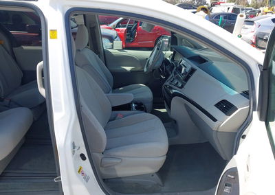 2011 Toyota Sienna Le V6, uszkodzenie: Tył, Iaai lot 45333760, zdjęcie 5 z 17