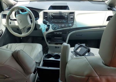 2012 Toyota Sienna Le, daño Frontal, Copart lote 56851826, foto 8 de 13