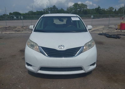 2013 Toyota Sienna Le V6 8 Passenger, daño Trasero, Iaai lote 45045979, foto 13 de 17