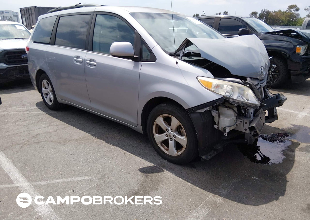 2013 Toyota Sienna Le V6 8 Passenger, daño Frontal, Iaai lote 45318184