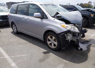 2013 Toyota Sienna Le V6 8 Passenger, daño Frontal, Iaai lote 45318184