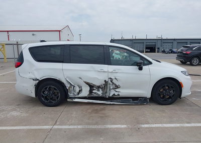 2023 Chrysler Pacifica Hybrid Limited, uszkodzenie: Prawy bok, Iaai lot 45257304, zdjęcie 13 z 16
