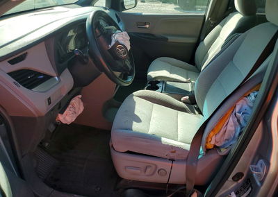 2015 Toyota Sienna Le, daño Frontal, Copart lote 49634576, foto 7 de 16