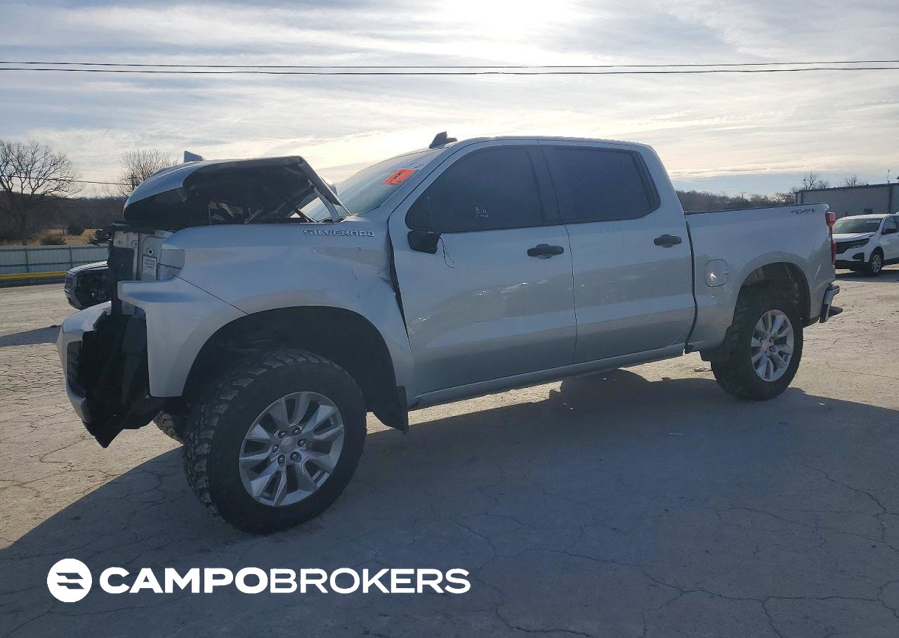 2021 Chevrolet Silverado K1500 Custom, daño Frontal, Copart lote 73928805